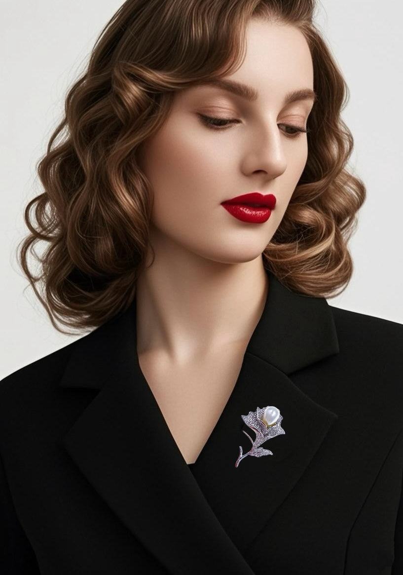Éclose de Lumière Pearl Brooch